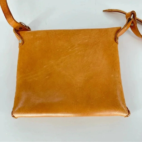 Handmade hard leather envelope case crossbody with magnetic closure - Picture 3 of 9